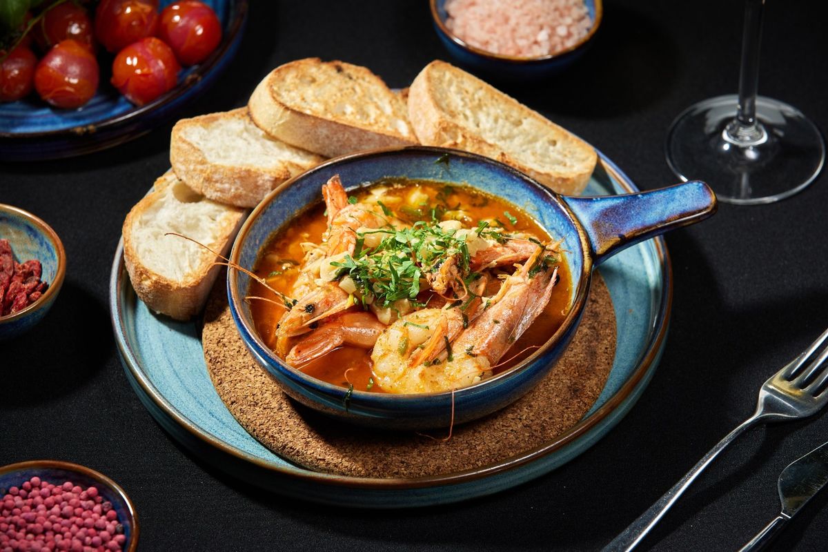 Tigaie de Creveți în Sos de Vin Alb